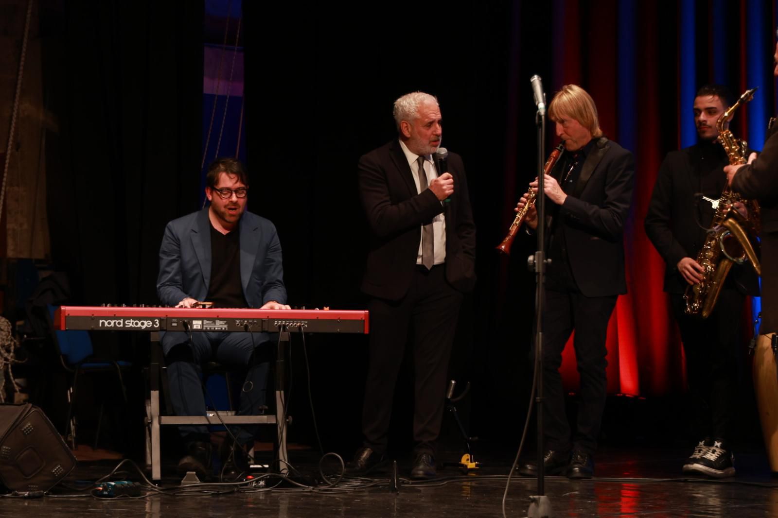 L'attore Vince Riotta torna a SorrentoFFF: canta e fa sorridere, tra i colleghi del cinema, i big della musica e i masterchef