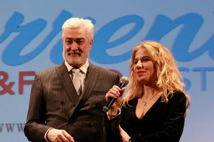 Il presidente del SorrentoFFF Daniel McVicar e la presidentessa dell'associazione The Artists Club Italia accolgono e intrattengono gli ospiti del IV Film&Food Festival