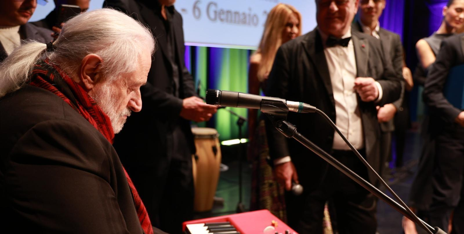 Il cantautore Amedeo Minghi inizia sul palco del SorrentoFFF 2026 i festeggiamenti per i suoi 60 anni di carriera